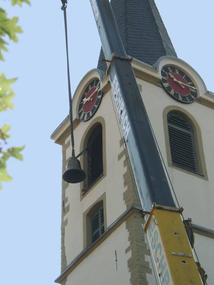 Bild, wie eine Glocke in den Turm gebracht wird